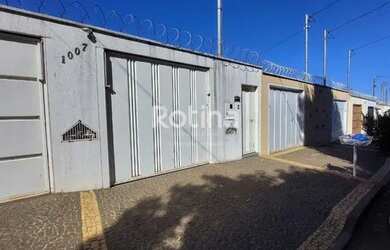 Imagem: A casa possui 2 Dormitórios, 1 Banheiro, 2 Vagas na garagem