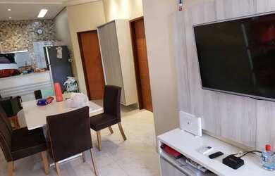 Imagem: A casa possui 2 Dormitórios, 2 Banheiros e 2 Vagas na garagem