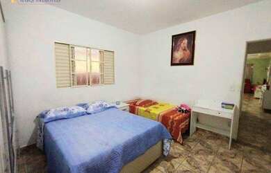 Imagem: A casa possui 3 Dormitórios, 2 Banheiros, 2 Vagas na garagem