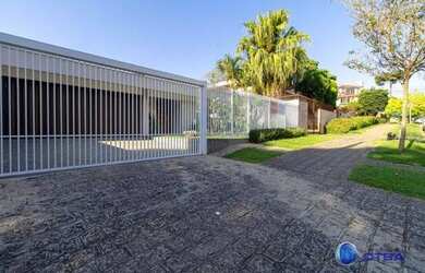 Imagem: A casa possui 4 Dormitórios, 3 Banheiros, 4 Vagas na garagem