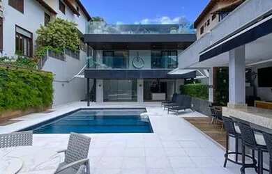 Imagem: A casa possui 4 Dormitórios, 5 Banheiros, 2 Vagas na garagem