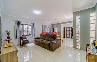 Imagem: A casa possui 3 Dormitórios, 3 Banheiros, 3 Vagas na garagem