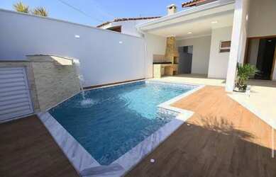 Imagem: A casa possui 3 Dormitórios, 2 Banheiros, 2 Vagas na garagem