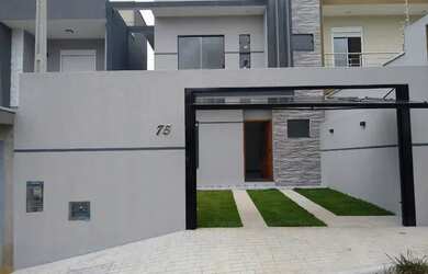 Imagem: A casa possui 3 Dormitórios, 3 Banheiros, 2 Vagas na garagem