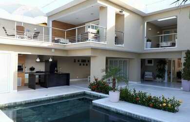 Imagem: A casa possui 3 Dormitórios, 5 Banheiros, 1 Vaga na garagem