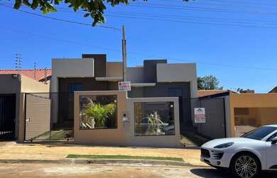 Imagem: A casa possui 3 Dormitórios, 2 Banheiros, 1 Vaga na garagem