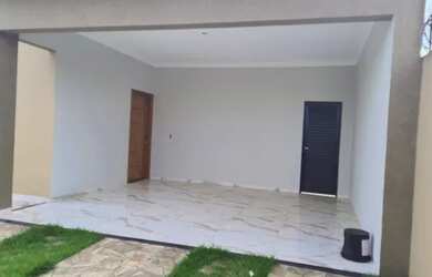 Imagem: A casa possui 3 Dormitórios, 2 Banheiros, 2 Vagas na garagem