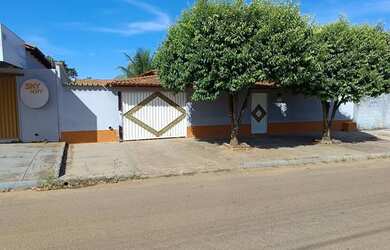 Imagem: A casa possui 3 Dormitórios, 2 Banheiros, 3 Vagas na garagem