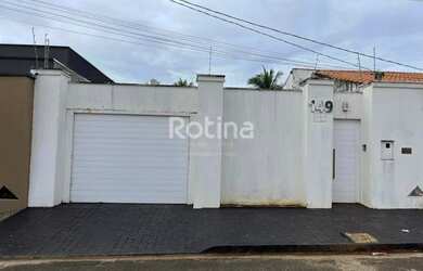 Imagem: A casa possui 3 Dormitórios, 2 Banheiros, 3 Vagas na garagem