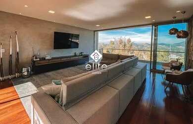 Imagem: A casa em condomínio possui 4 Dormitórios, 5 Banheiros, 550m²