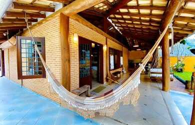 Imagem: A casa possui 3 Dormitórios, 2 Banheiros, 2 Vagas na garagem