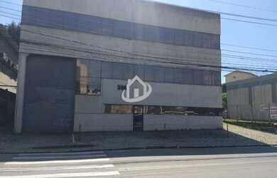 Imagem: O depósitoe possui 2 Vagas na garagem, 800-0m² de Área está