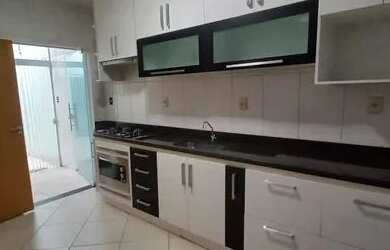 Imagem: A casa possui 3 Dormitórios, 2 Banheiros, 2 Vagas na garagem