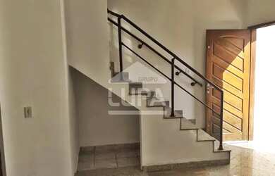 Imagem: A casa possui 2 Dormitórios, 2 Banheiros, 2 Vagas na garagem