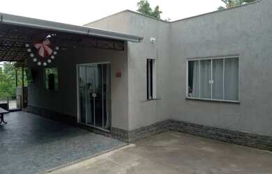 Imagem: A casa possui 3 Dormitórios, 2 Banheiros, 3 Vagas na garagem