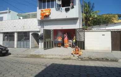 Imagem: A casa possui 1 Dormitório, 2 Banheiros, 1 Vaga na garagem
