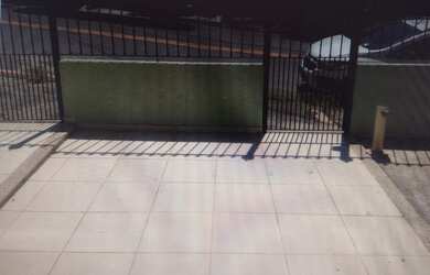 Imagem: A casa possui 3 Dormitórios, 3 Banheiros, 2 Vagas na garagem