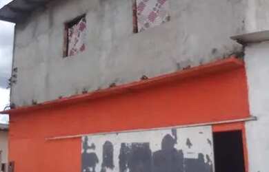 Imagem: A casa possui 2 Dormitórios, 2 Banheiros, 2 Vagas na garagem