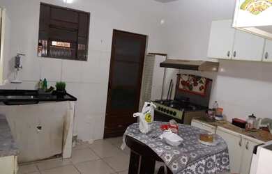 Imagem: A casa possui 4 Dormitórios, 2 Banheiros, 1 Vaga na garagem