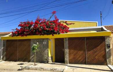 Imagem: A casa possui 3 Dormitórios, 2 Banheiros, 2 Vagas na garagem
