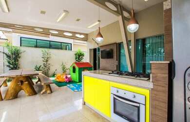 Imagem: A casa em condomínio possui 4 Dormitórios, 4 Banheiros, 4