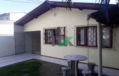 Imagem: A casa possui 5 Dormitórios, 5 Banheiros, 4 Vagas na garagem