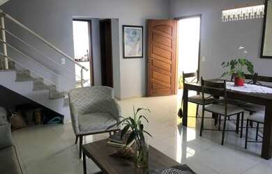 Imagem: A casa possui 2 Dormitórios, 2 Banheiros e 1 Vaga na garagem