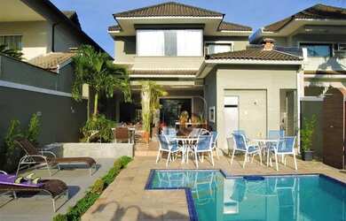 Imagem: A casa em condomínio possui 4 Dormitórios, 5 Banheiros, 4