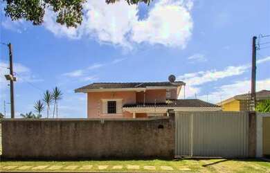 Imagem: A casa possui 3 Dormitórios, 3 Banheiros, 1 Vaga na garagem