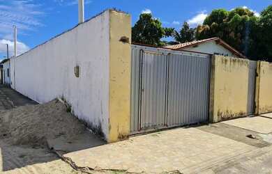 Imagem: A casa possui 2 Dormitórios, 3 Banheiros, 3 Vagas na garagem