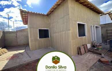 Imagem: A casa possui 2 Dormitórios, 1 Banheiro, 2 Vagas na garagem