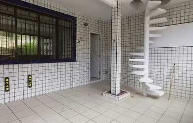 Imagem: A casa possui 3 Dormitórios, 3 Banheiros, 2 Vagas na garagem