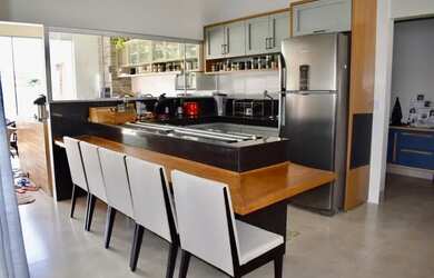 Imagem: A casa possui 3 Dormitórios, 3 Banheiros, 3 Vagas na garagem