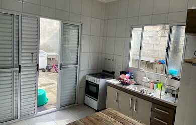 Imagem: A casa possui 1 Dormitório, 1 Banheiro, 4 Vagas na garagem