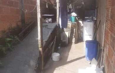 Imagem: A casa possui 2 Dormitórios, 1 Banheiro, 2 Vagas na garagem