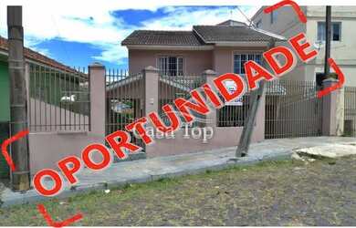 Imagem: A casa possui 3 Dormitórios, 2 Banheiros, 1 Vaga na garagem