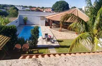 Imagem: A casa possui 3 Dormitórios, 2 Banheiros, 2 Vagas na garagem