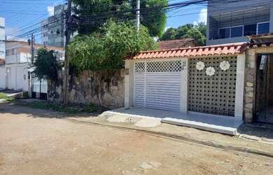 Imagem: A casa possui 3 Dormitórios, 3 Banheiros, 2 Vagas na garagem