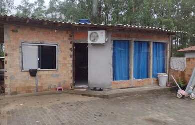 Imagem: A casa possui 2 Dormitórios, 1 Banheiro, 3 Vagas na garagem