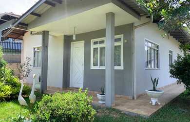 Imagem: A casa possui 3 Dormitórios, 2 Banheiros, 3 Vagas na garagem