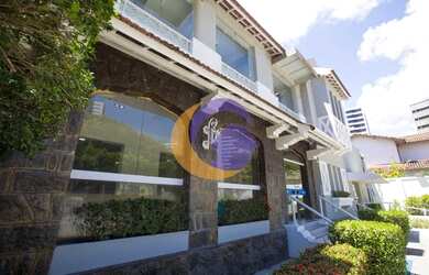 Imagem: A casa possui 1 Dormitório, 5 Banheiros, 5 Vagas na garagem