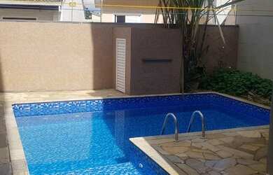 Imagem: A casa possui 3 Dormitórios, 4 Banheiros, 2 Vagas na garagem