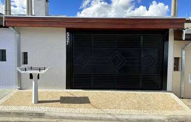 Imagem: A casa possui 2 Dormitórios, 2 Banheiros, 2 Vagas na garagem