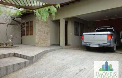 Imagem: A casa possui 3 Dormitórios, 4 Banheiros, 3 Vagas na garagem