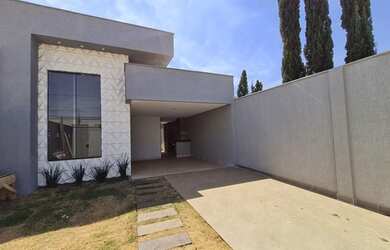 Imagem: A casa possui 3 Dormitórios, 3 Banheiros, 3 Vagas na garagem