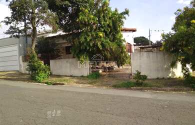 Imagem: A casa possui 2 Dormitórios, 1 Banheiro, 2 Vagas na garagem