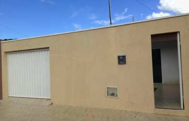 Imagem: A casa possui 3 Dormitórios, 2 Banheiros, 2 Vagas na garagem