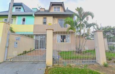 Imagem: A casa possui 2 Dormitórios, 2 Banheiros, 3 Vagas na garagem