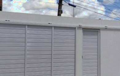 Imagem: A casa possui 3 Dormitórios, 2 Banheiros, 2 Vagas na garagem