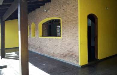 Imagem: A casa possui 3 Dormitórios, 3 Banheiros, 5 Vagas na garagem